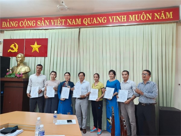 Trao quyết định công nhận BCHCĐ nhiệm kỳ 2023-2028.jpg